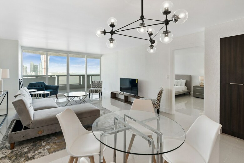The Grand Condos By Edgewater One Ir