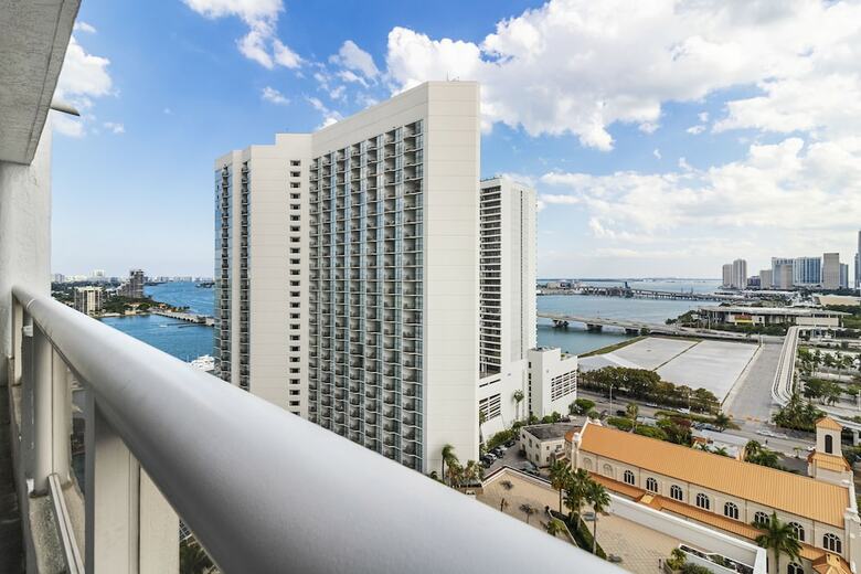 The Grand Condos By Edgewater One Ir