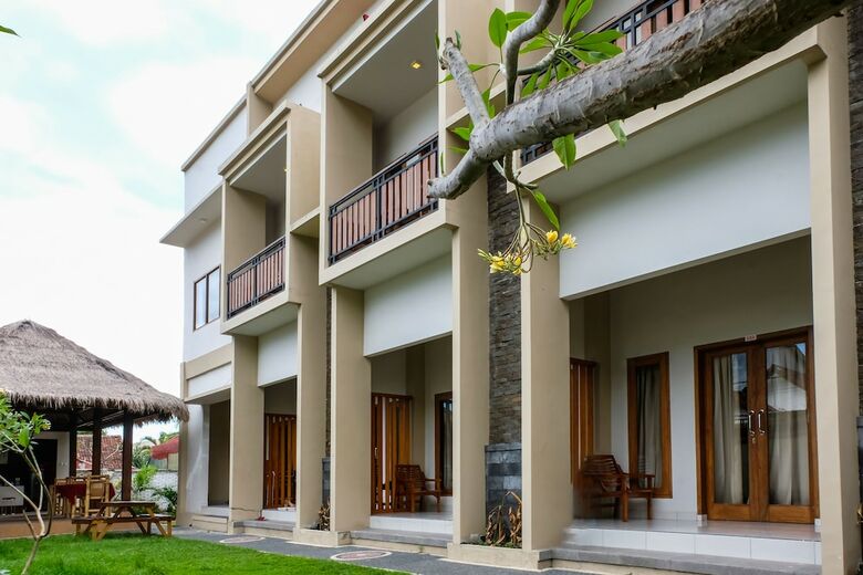 Hotel Oyo 992 Semilir Senggigi Inn