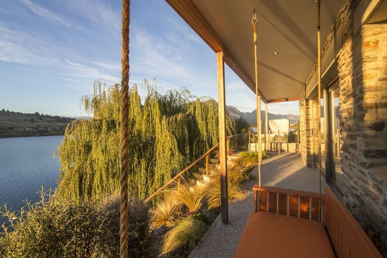 Kohanga Luxury Lakeside Villa