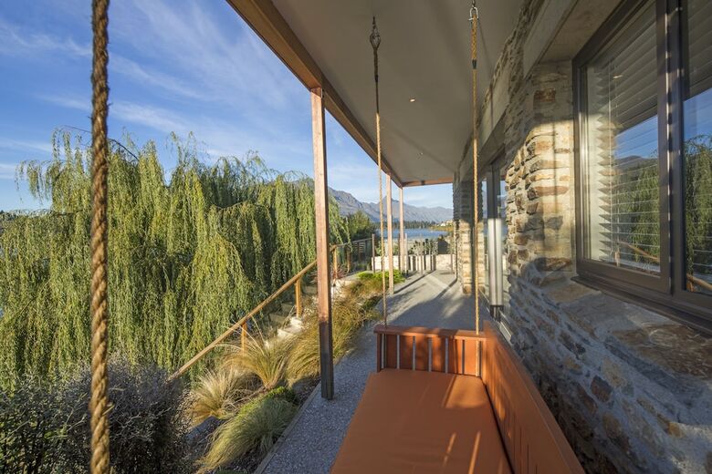 Kohanga Luxury Lakeside Villa