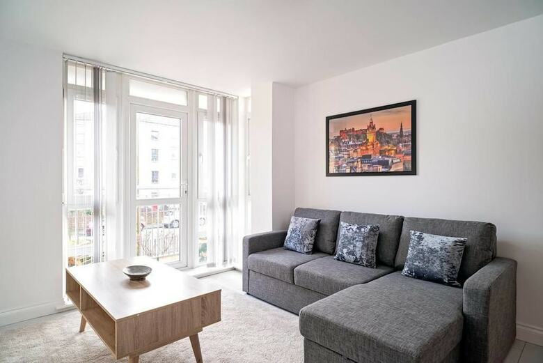 Modern Bright Apartment Near Centre