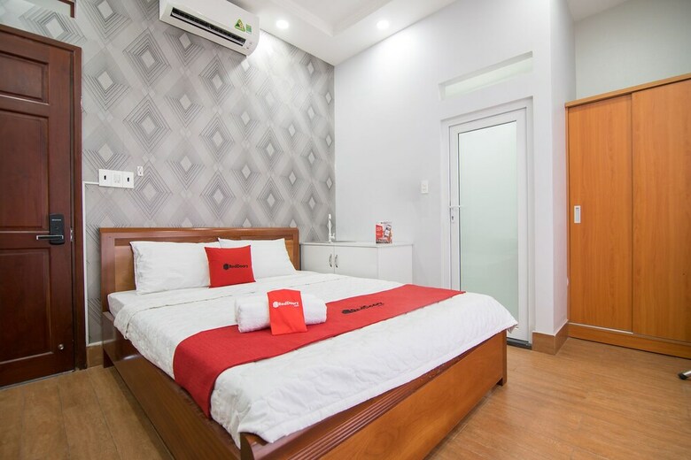 Hotel Reddoorz Plus @ Huynh Tan Phat