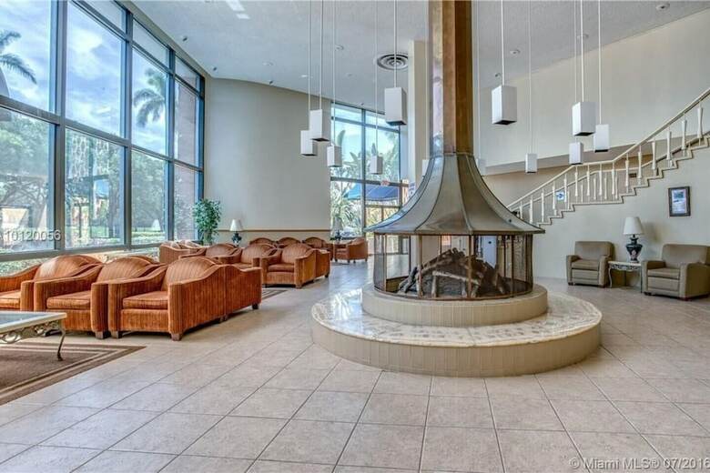 Apartamentos Gorgeous Gem, Walk From The Ocean!!