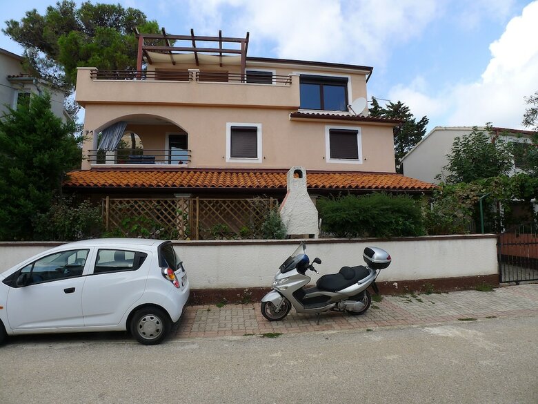 Apartment For Six Persons With 3 Bedrooms And Partial Sea View