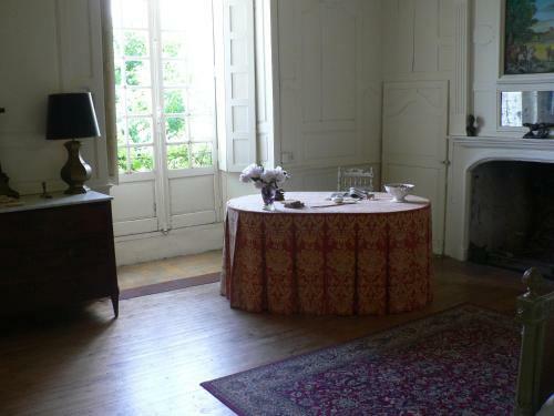 Hostal Chambres D'h�tes Et G�tes Du Ch�teau de Clauzuroux