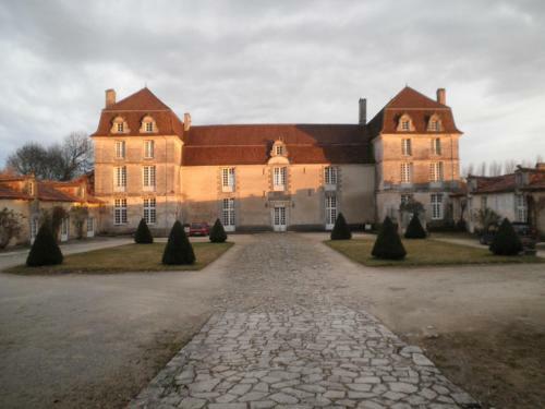 Hostal Chambres D'h�tes Et G�tes Du Ch�teau de Clauzuroux