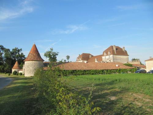Hostal Chambres D'h�tes Et G�tes Du Ch�teau de Clauzuroux