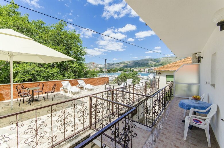 Apartments And Rooms Iva