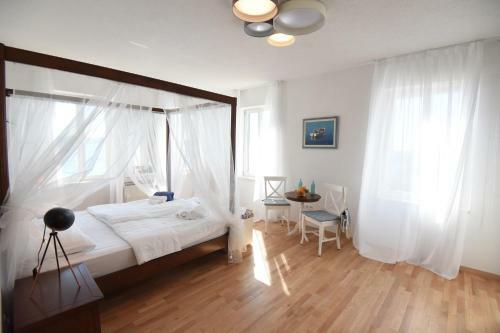 Hotel Puntamika Lanterna