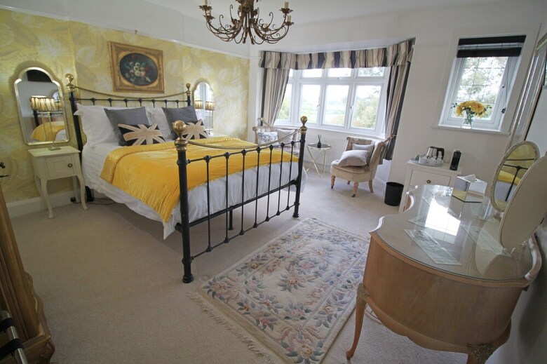 Bed & Breakfast Stay At No.2