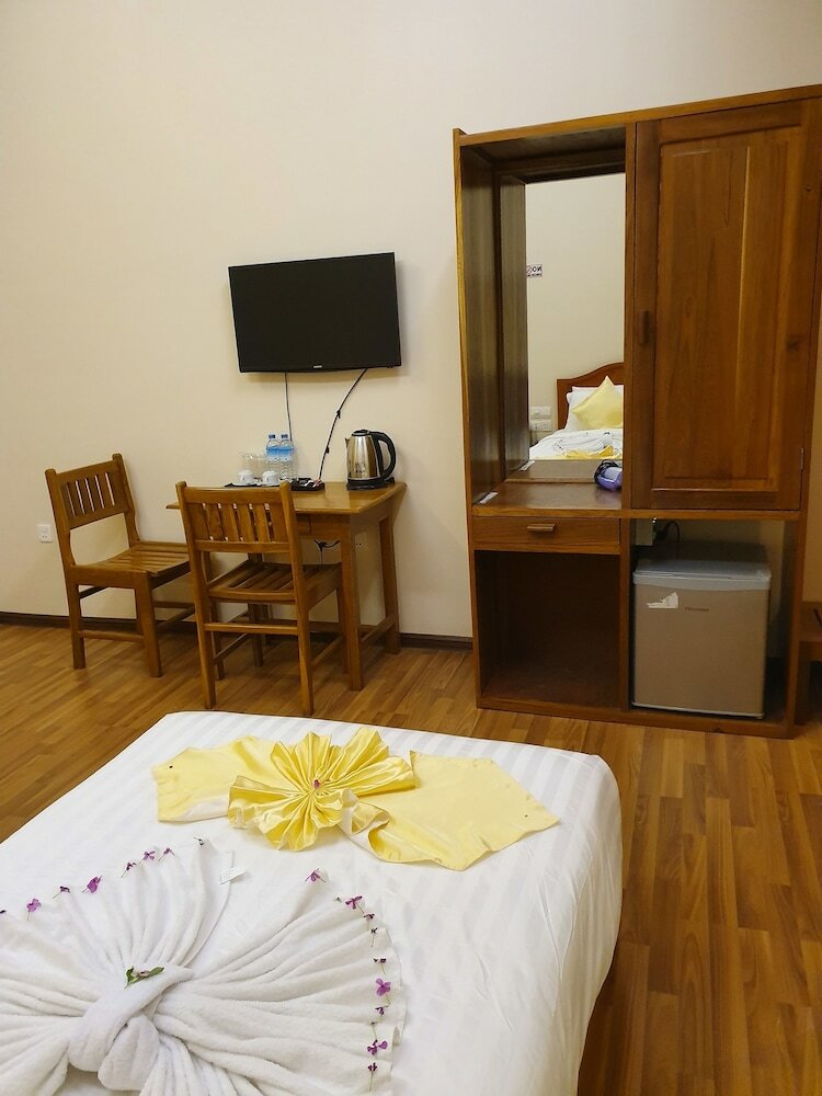 Hostal Law Ka Thit Sar Hotel - Hostel