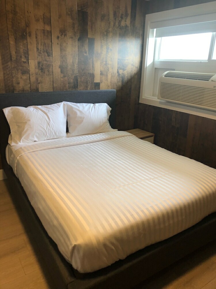 Camrose Lechateau Hotel