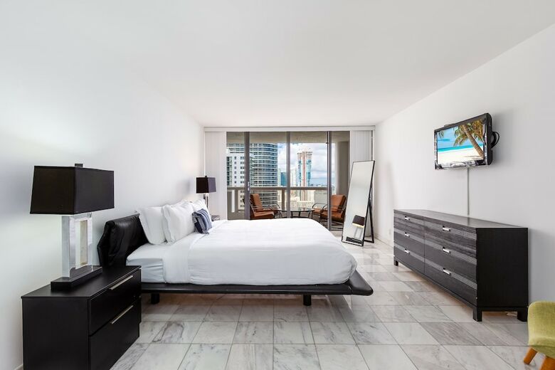 3 Bedroom Condo With Stunning Balcony View