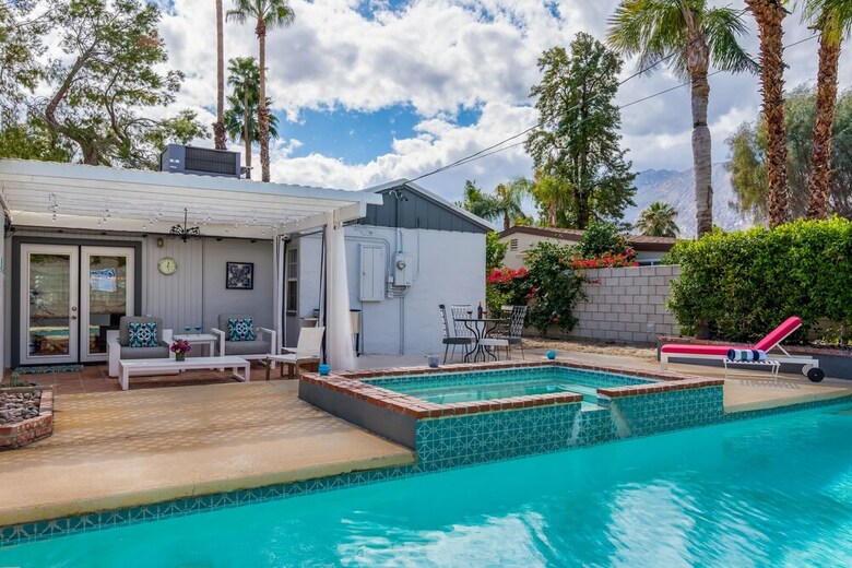 Palm Springs Glamour Three Bedroom House
