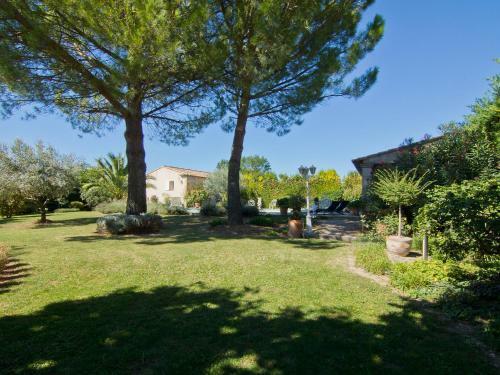 Holiday Home Maison La Fabrique Villelaure