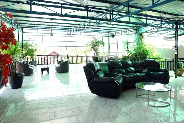 Hostal Oyo 933 Wisma Malawen
