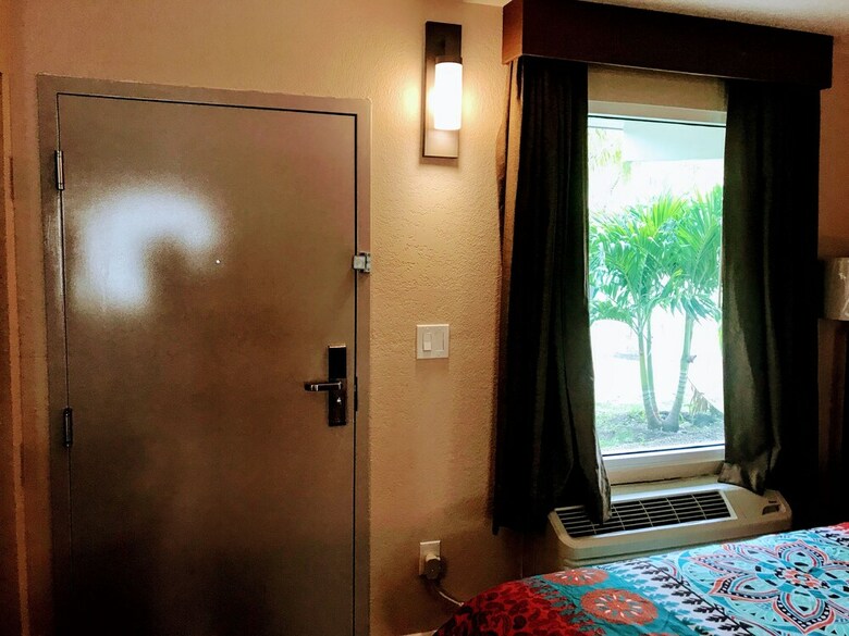 Motel Tropical Inn & Suites