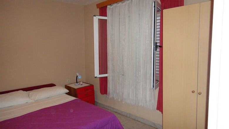 Apartments Nada-on Quiet Location In Center Of Starigrad