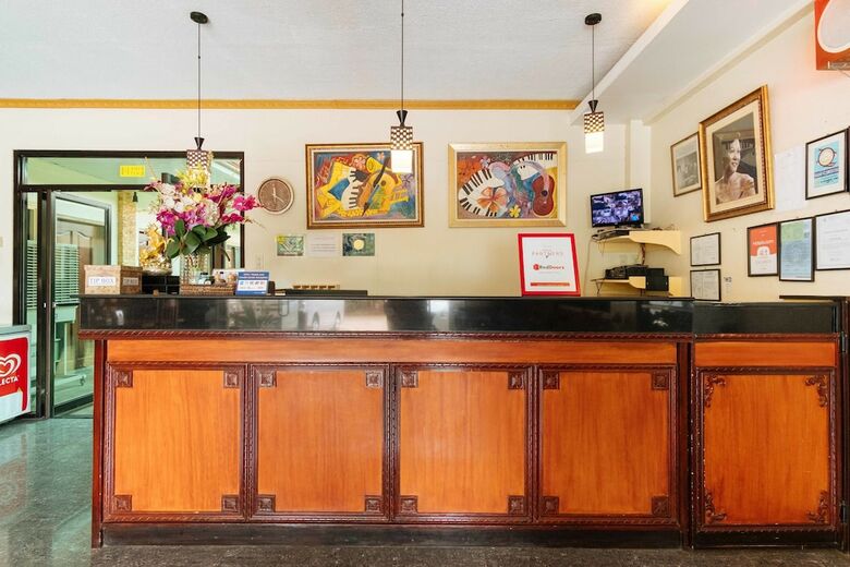 Hotel Reddoorz Premium Near Pristine Beach