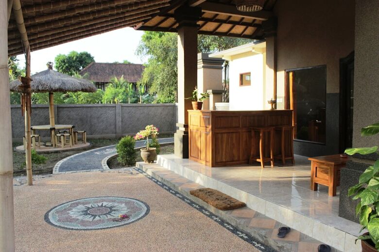 Bed & Breakfast Kubu Padi Wooden House