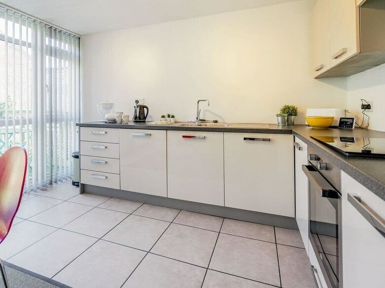 Luxury Central Townhouse - Double Terrace, Free Parking.