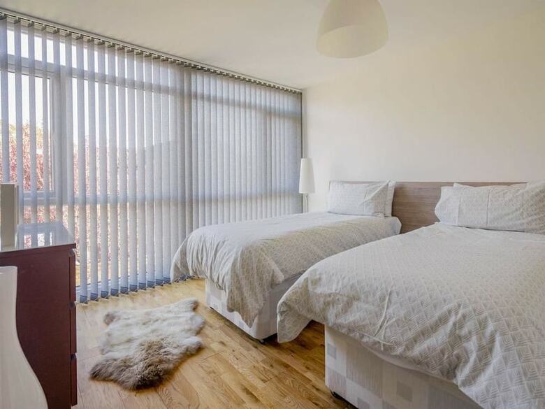Luxury Central Townhouse - Double Terrace, Free Parking.