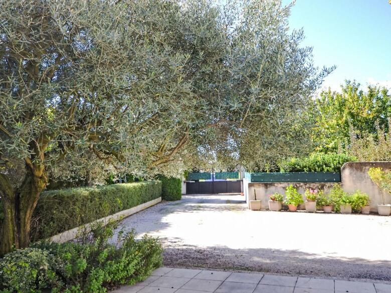 Holiday Home Mas De La Roque Althen Les Paluds