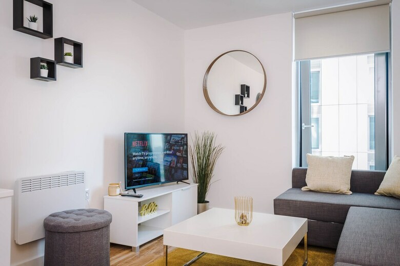 Contemporary 1 Bed Apartment Media City
