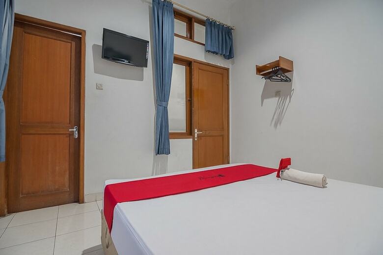 Hotel Reddoorz Near Setrasari Mall