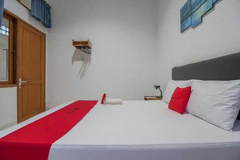 Hotel Reddoorz Near Setrasari Mall