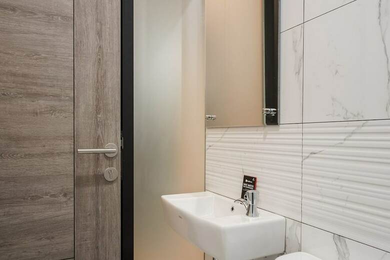 Hostal Reddoorz Plus Near Senayan City