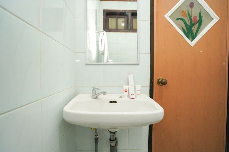 Hostal Oyo 1225 Hotel Dibino