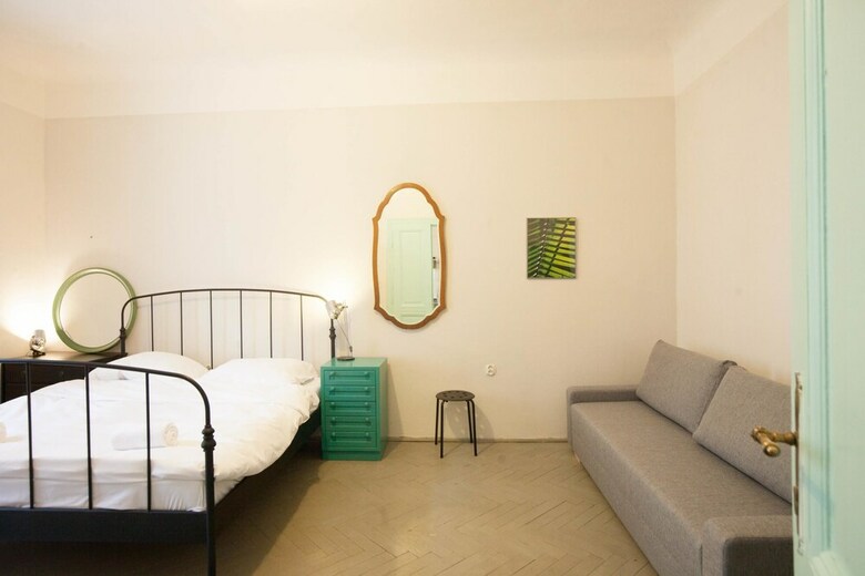 Vintage Two Bedroom Apartment In Ujezd