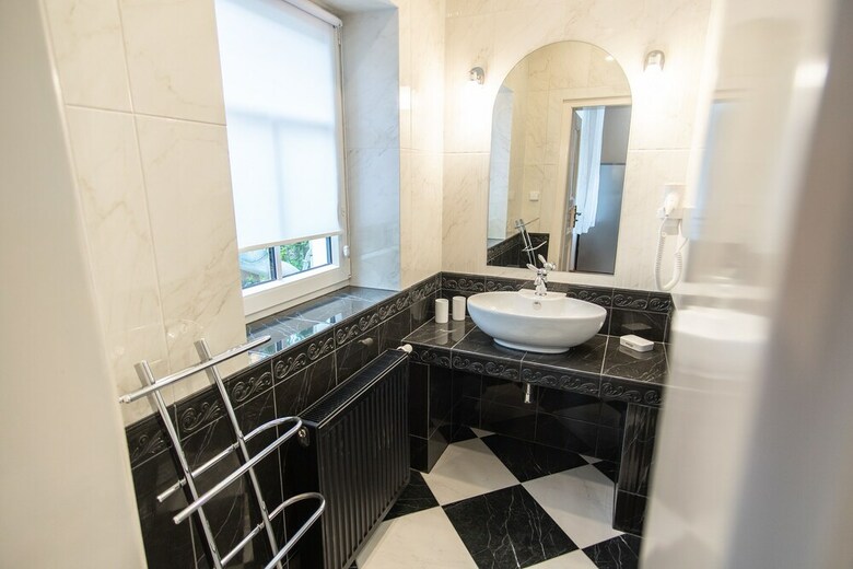 Refurbished 1br Apartment In Nice Quiet Area With Free Parking