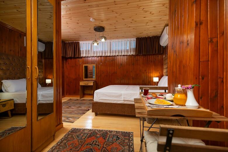 Wonder Wood Hotel