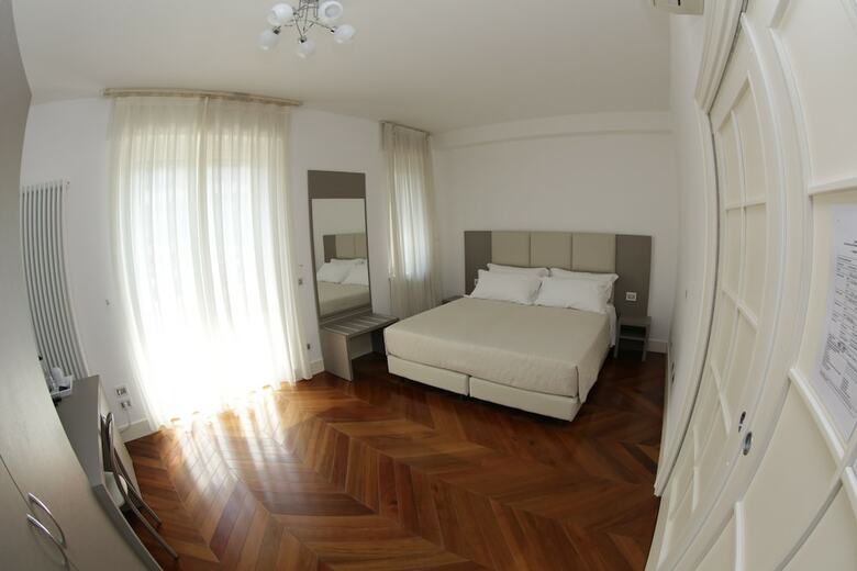Hotel Champagne Rooms