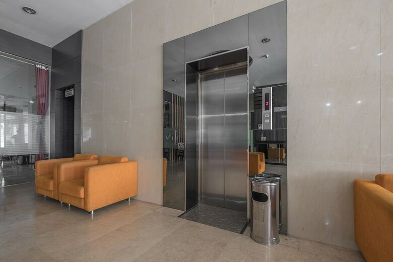 Oyo 1081 Allson City Hotel Makassar