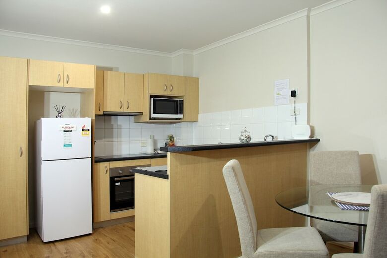 Adelaide Central Apartment - 3br, 2bath & Carpark
