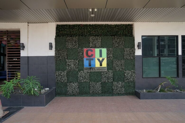 Hostal Oyo 1328 Hotel City
