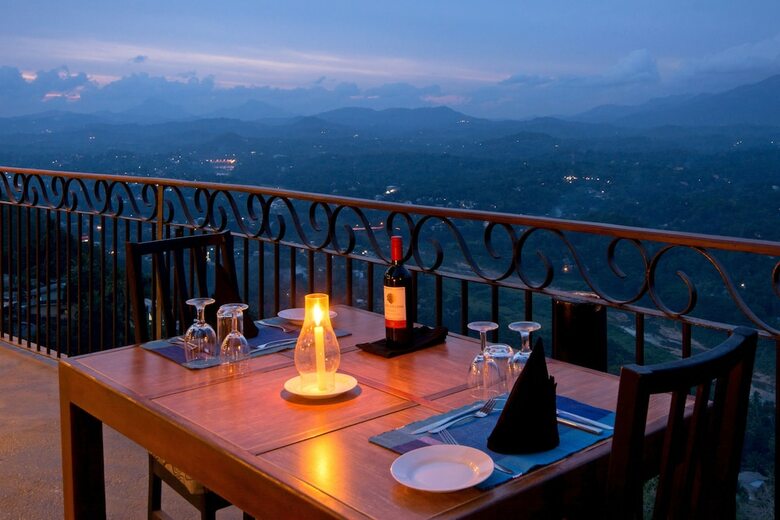 Hotel Ceyloni Panorama Resort