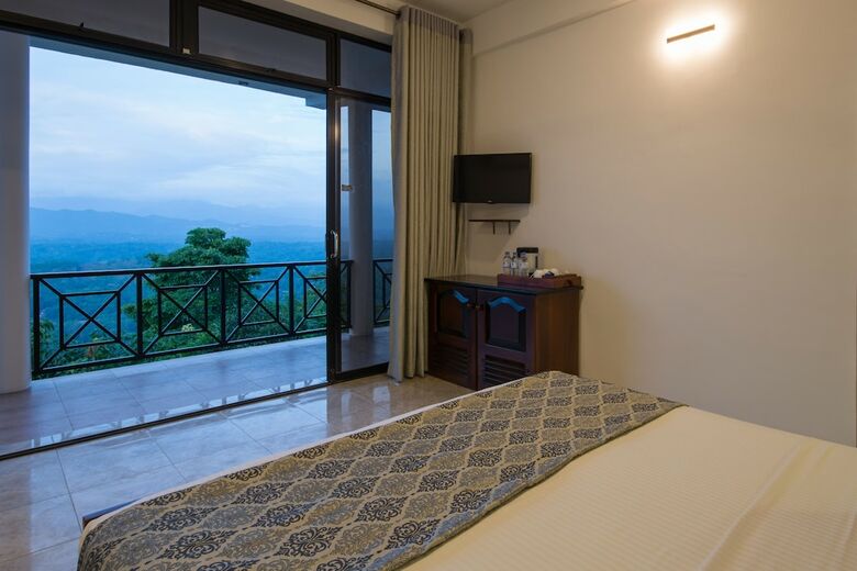 Hotel Ceyloni Panorama Resort
