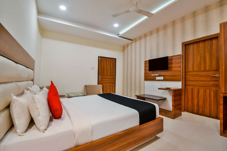 Capital O 39418 Hotel Harsh Deep