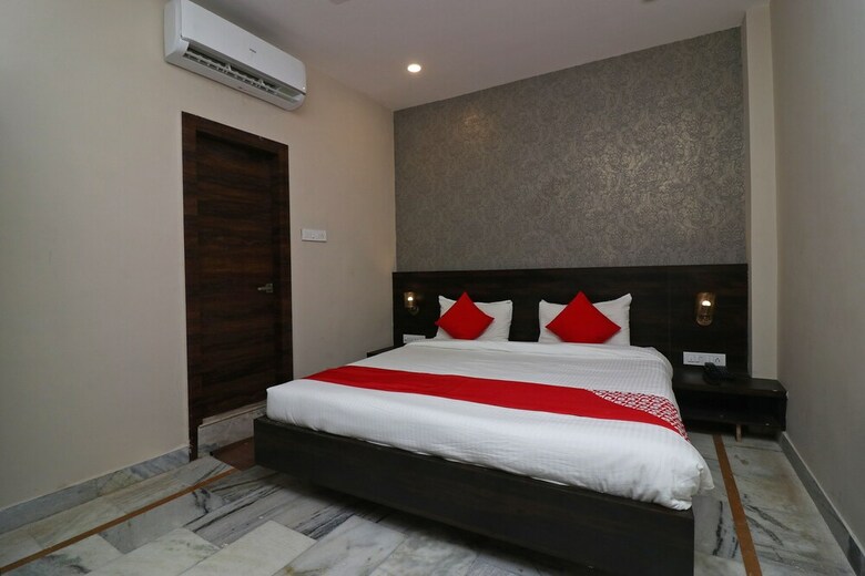 Hotel Oyo 23639 Krishna Plaza