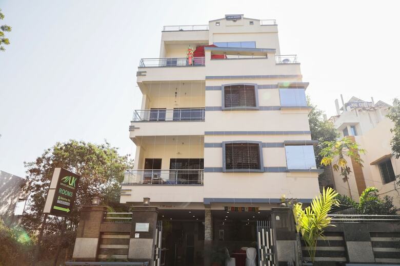 Hotel Oyo 28089 Uk Service Apartment