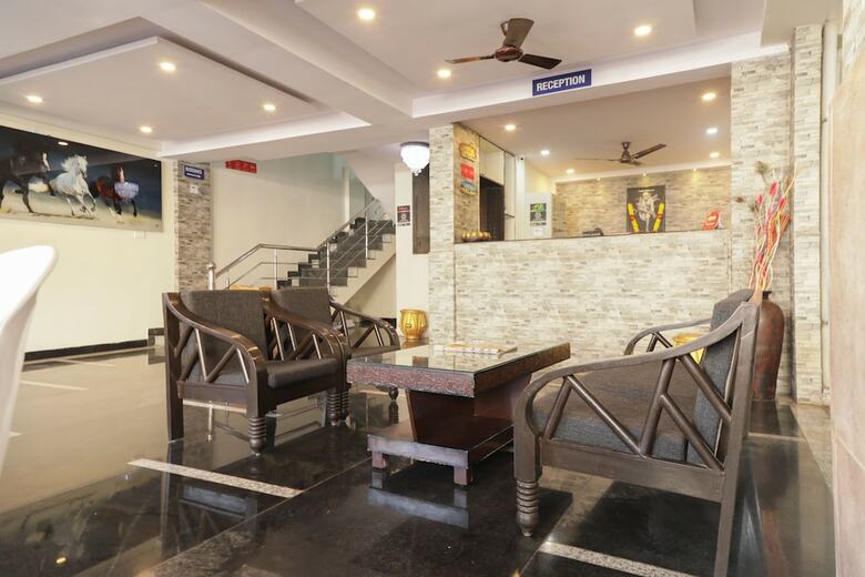Hotel Oyo 28089 Uk Service Apartment