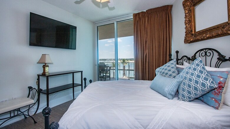 Pristine Corner Condo - Unit Crb0202