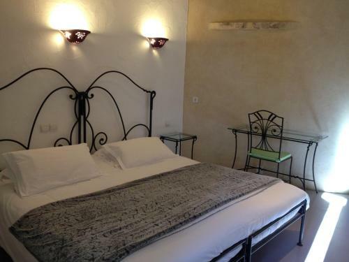Hotel H�tel Lou Cale� Restaurant Le Rocher Des Abeilles