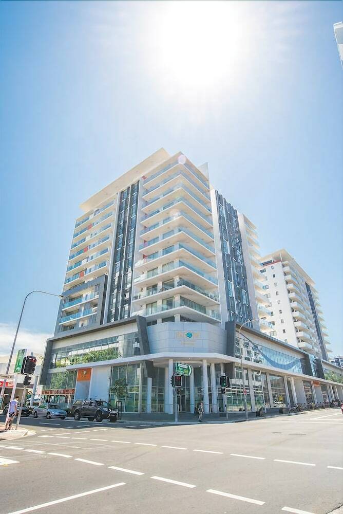Spacious Central Apartment Walking Distance To Beach