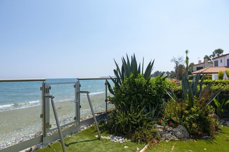 Meneou Beachfront Villa 3
